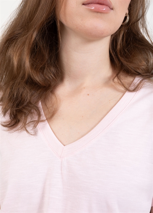 Basic Daisy Pink V-Neck T-Shirt