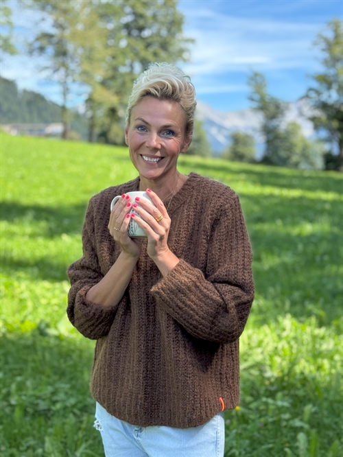 Kaffetid Strik Brown