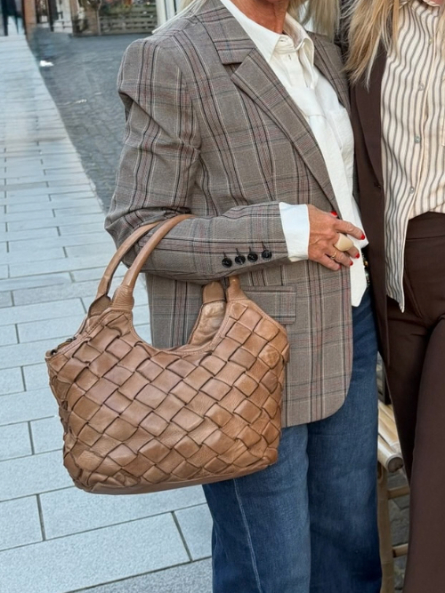Fairfield Walnut Leather Hand-Shoulder