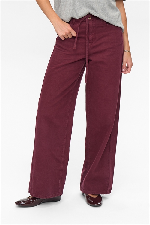 Brooklyn Solid Jeans Winetasting